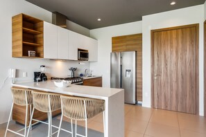 Apartemen, 1 Tempat Tidur King dengan tempat tidur Sofa, akses ke kolam renang (Punto Novo 504) | Dapur pribadi