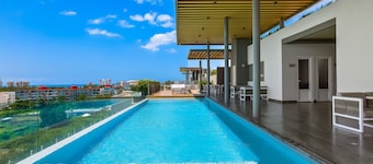 5th-floor apt Near the Ocean With Infinity Rooftop Pool, Balcony, Washer/dryer