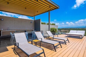 Outdoor dining - 5th-floor apt Near the Ocean With Infinity Rooftop Pool, Balcony, Washer/dryer (Nuevo Nayarit)