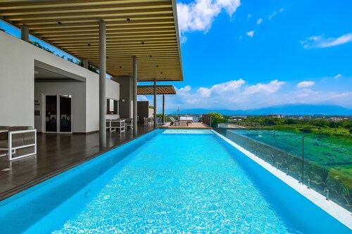 5th-floor apt Near the Ocean With Infinity Rooftop Pool, Balcony, Washer/dryer
