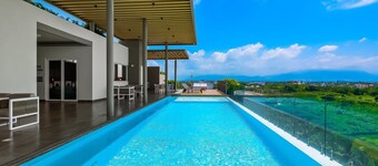 5th-floor apt Near the Ocean With Infinity Rooftop Pool, Balcony, Washer/dryer
