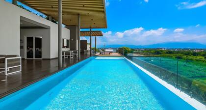 5th-floor apt Near the Ocean With Infinity Rooftop Pool, Balcony, Washer/dryer