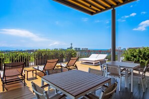 Outdoor dining - 5th-floor apt Near the Ocean With Infinity Rooftop Pool, Balcony, Washer/dryer (Nuevo Nayarit)