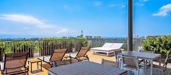 5th-floor apt Near the Ocean With Infinity Rooftop Pool, Balcony, Washer/dryer
