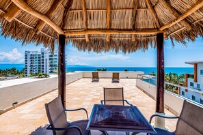 Outdoor dining - Spacious Condo With Near the Beach With Resort-style Pool, Inviting Balcony (Nuevo Nayarit)