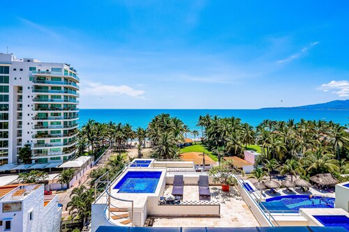 Spacious Condo With Near the Beach With Resort-style Pool, Inviting Balcony