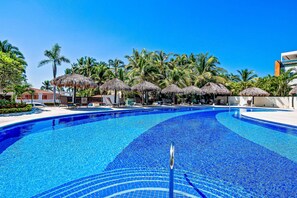 Pool - Spacious Condo With Near the Beach With Resort-style Pool, Inviting Balcony (Nuevo Nayarit)