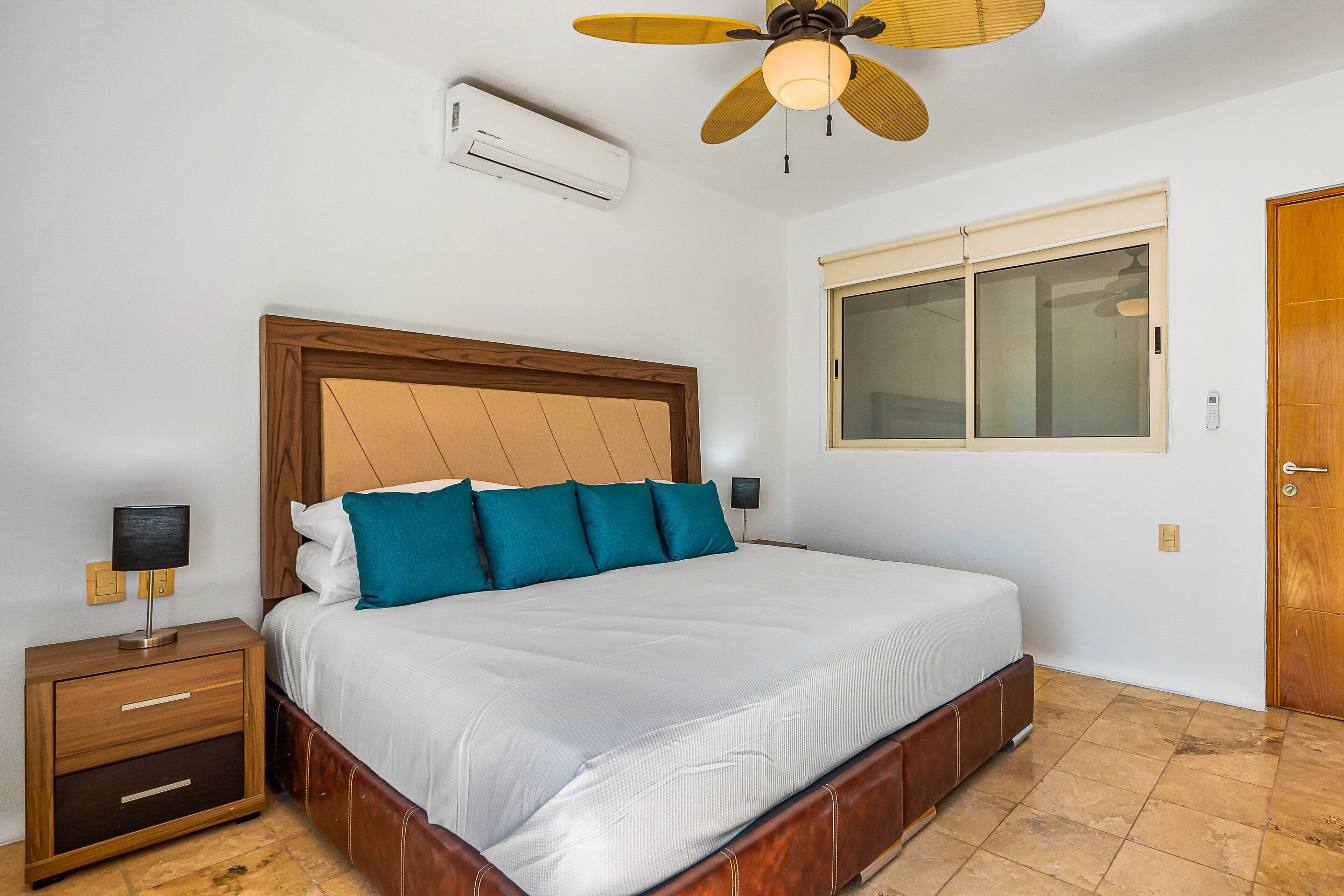 Apartamento, varias camas, acceso a la piscina, vistas a la playa (Nitta Condo # 408 Penthouse) | 2 dormitorios, decoración individual, mobiliario individual