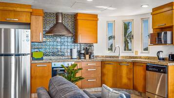 Condo, varias camas, acceso a la alberca, vista a la playa (Nitta Condo # 408 Penthouse) | Cocina privada