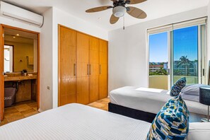 Appart'hôtel, plusieurs lits, accès piscine, vue plage (Nitta Condo # 408 Penthouse) | 2 chambres, décoration personnalisée, ameublement personnalisé