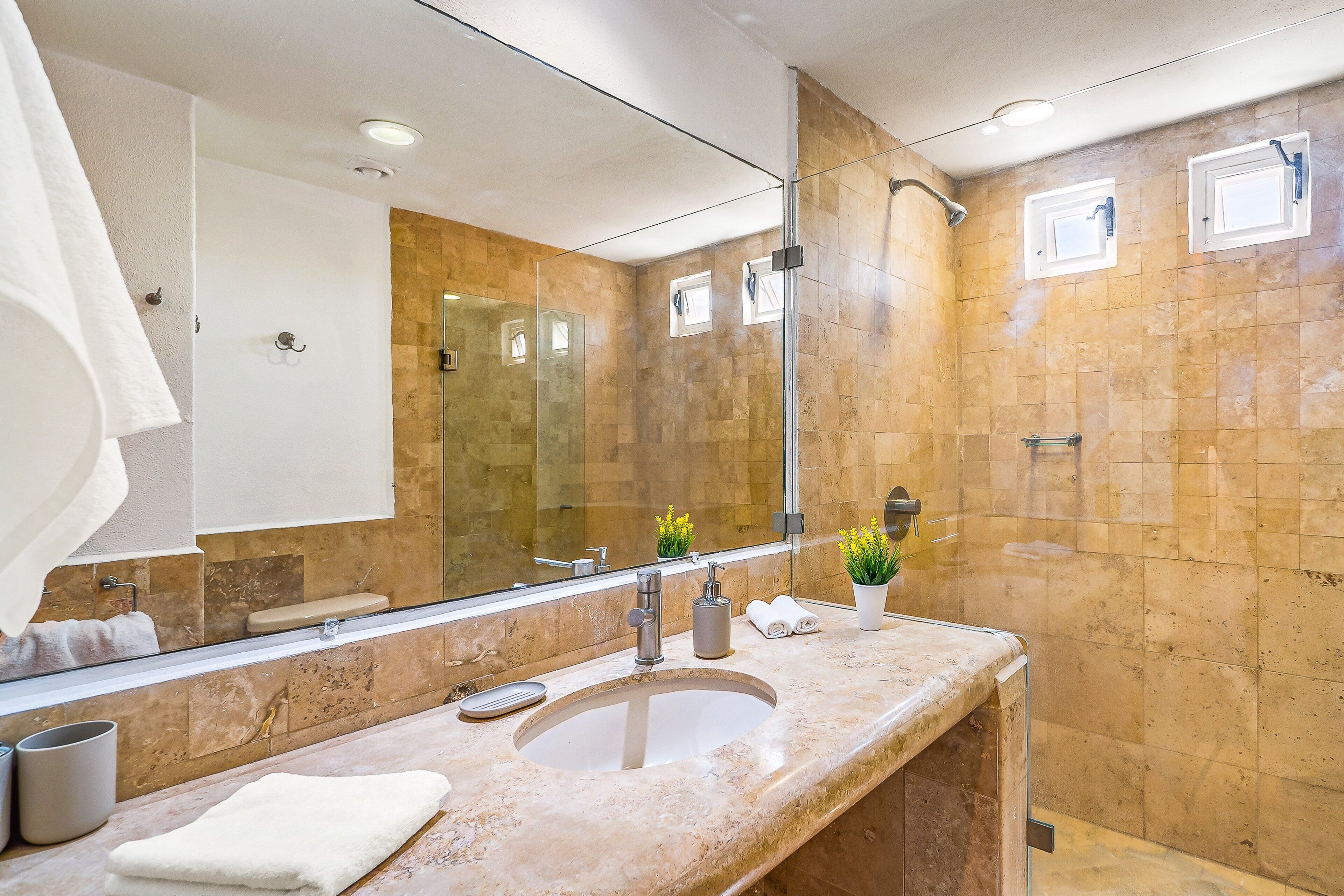 Apartamento, varias camas, acceso a la piscina, vistas a la playa (Nitta Condo # 408 Penthouse) | Baño | Toallas