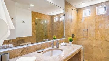 Apartamento, varias camas, acceso a la piscina, vistas a la playa (Nitta Condo # 408 Penthouse) | Baño | Toallas