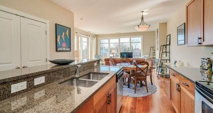Cozy 2 bedroom/2 full bath condo in lovely downtown South Haven!