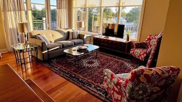 Smart TV, fireplace