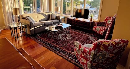 Cozy 2 bedroom/2 full bath condo in lovely downtown South Haven!