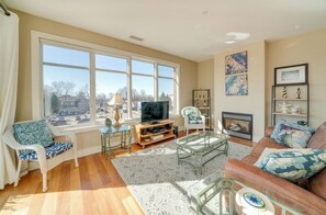 Living area - Cozy 2 bedroom/2 full bath condo in lovely downtown South Haven! (South Haven)