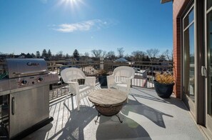 Property grounds - Cozy 2 bedroom/2 full bath condo in lovely downtown South Haven! (South Haven)