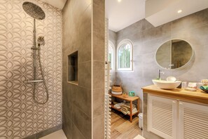 Shower, hair dryer, towels, toilet paper - VILLA ST RAPHAEL 7 persons, walking distance to the beach, infinity pool (Saint-Raphaël)