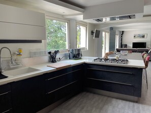 Microwave, oven, stovetop, dishwasher - VILLA ST RAPHAEL 7 persons, walking distance to the beach, infinity pool (Saint-Raphaël)