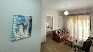 파노라믹 아파트, 발코니, 해변 전망 | 거실 공간 | 케이블 채널 시청이 가능한 45인치 스마트 TV