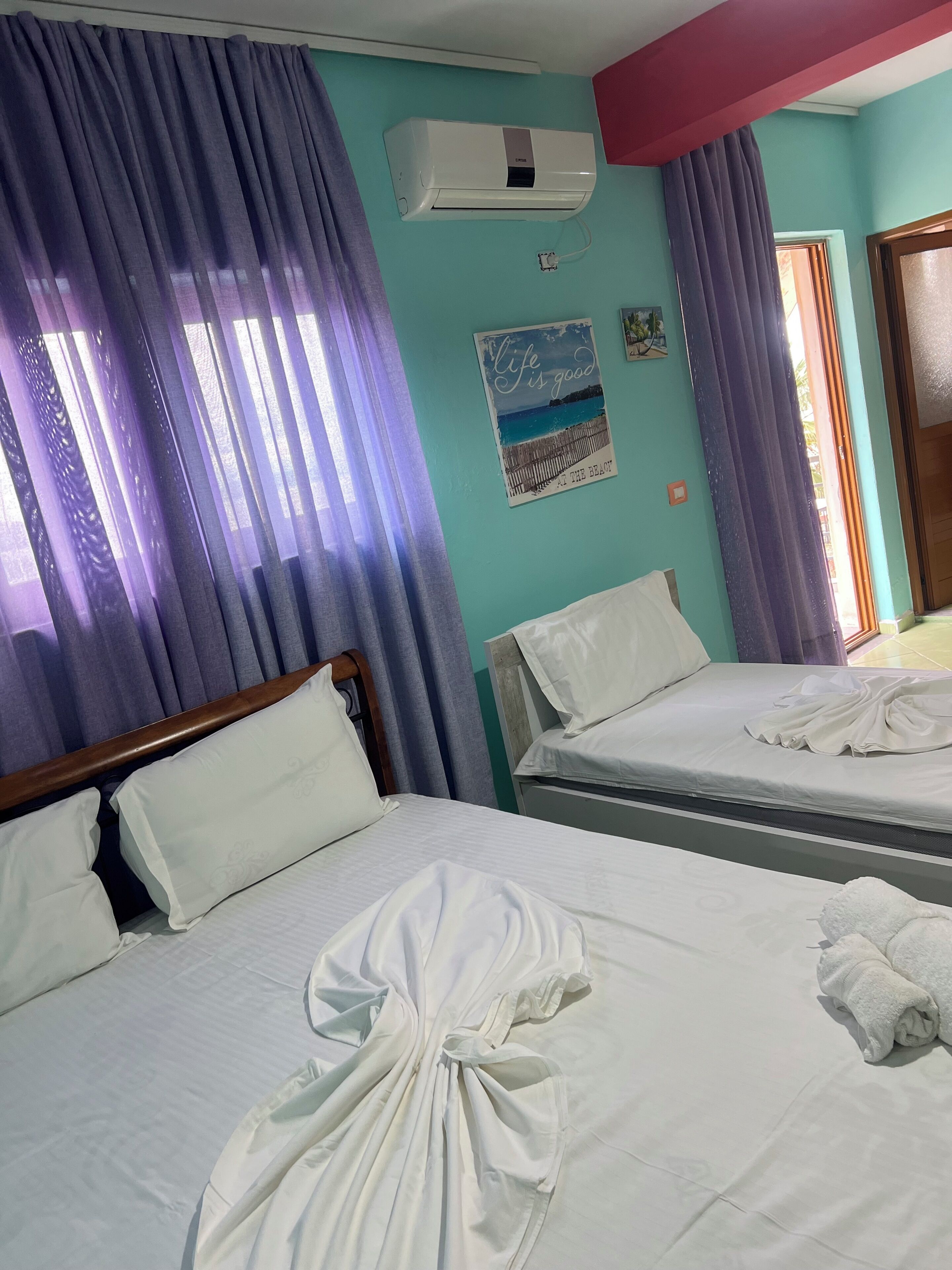 Estúdio clássico, sacada, vista parcial para o mar