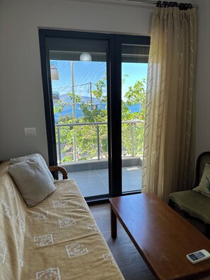 Apartamento familiar, balcón, vistas parciales al mar | Zona de estar | Smart TV de 45 pulgadas con canales por cable