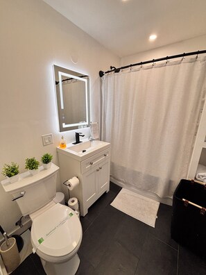 Bathroom - Perfect 2-bedroom apartment with AC in charming few min from Boston (Everett)