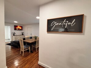 Dining - Perfect 2-bedroom apartment with AC in charming few min from Boston (Everett)