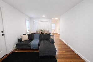 Living area - Perfect 2-bedroom apartment with AC in charming few min from Boston (Everett)