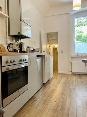 Kylskåp, ugn, spishäll och kaffe- och tebryggare