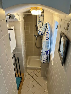 Shower, hair dryer, towels, soap - Cozy vacation apartment in a good location (Görlitz)