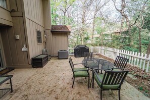 Outdoor dining - Unwind & Recharge walking distance to lake Desoto (Hot Springs Village)
