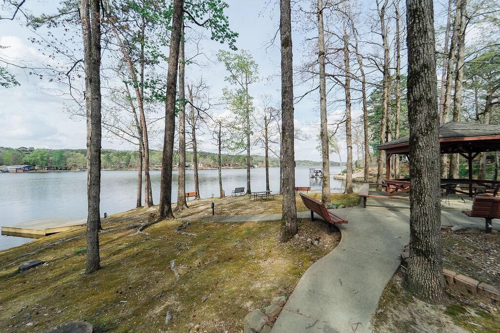 Un parc au bord du lac, doté d’une jetée en bois, de tables de pique-nique, de bancs et d’un kiosque.
