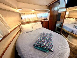 Room - Strictly Pleasure : Unique Yacht Stay in the Keys : Marina & Sunset Views (Key West)