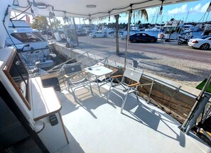 Outdoor dining - Strictly Pleasure : Unique Yacht Stay in the Keys : Marina & Sunset Views (Key West)