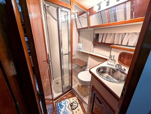 Bathroom - Strictly Pleasure : Unique Yacht Stay in the Keys : Marina & Sunset Views (Key West)