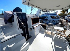 Outdoor dining - Strictly Pleasure : Unique Yacht Stay in the Keys : Marina & Sunset Views (Key West)