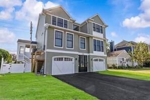 Exterior - 4BR Designer House, Salt Water Pool, near beach (Point Pleasant Beach)