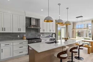 Private kitchen - 4BR Designer House, Salt Water Pool, near beach (Point Pleasant Beach)