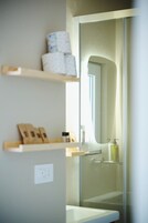 Habitación Confort doble | Baño | Secador de pelo, toallas, jabón y champú