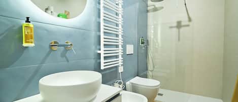 Comfort Double Room | Bathroom | Hair dryer, towels, soap, shampoo