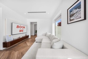 Villa - Free Housekeeping Visits During Your Stay - Stayshort - Vibrant Villa in Springs 4 That Sleeps 4 With Private Pool (Dubai)