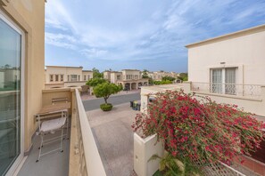 Villa - Free Housekeeping Visits During Your Stay - Stayshort - Vibrant Villa in Springs 4 That Sleeps 4 With Private Pool (Dubai)