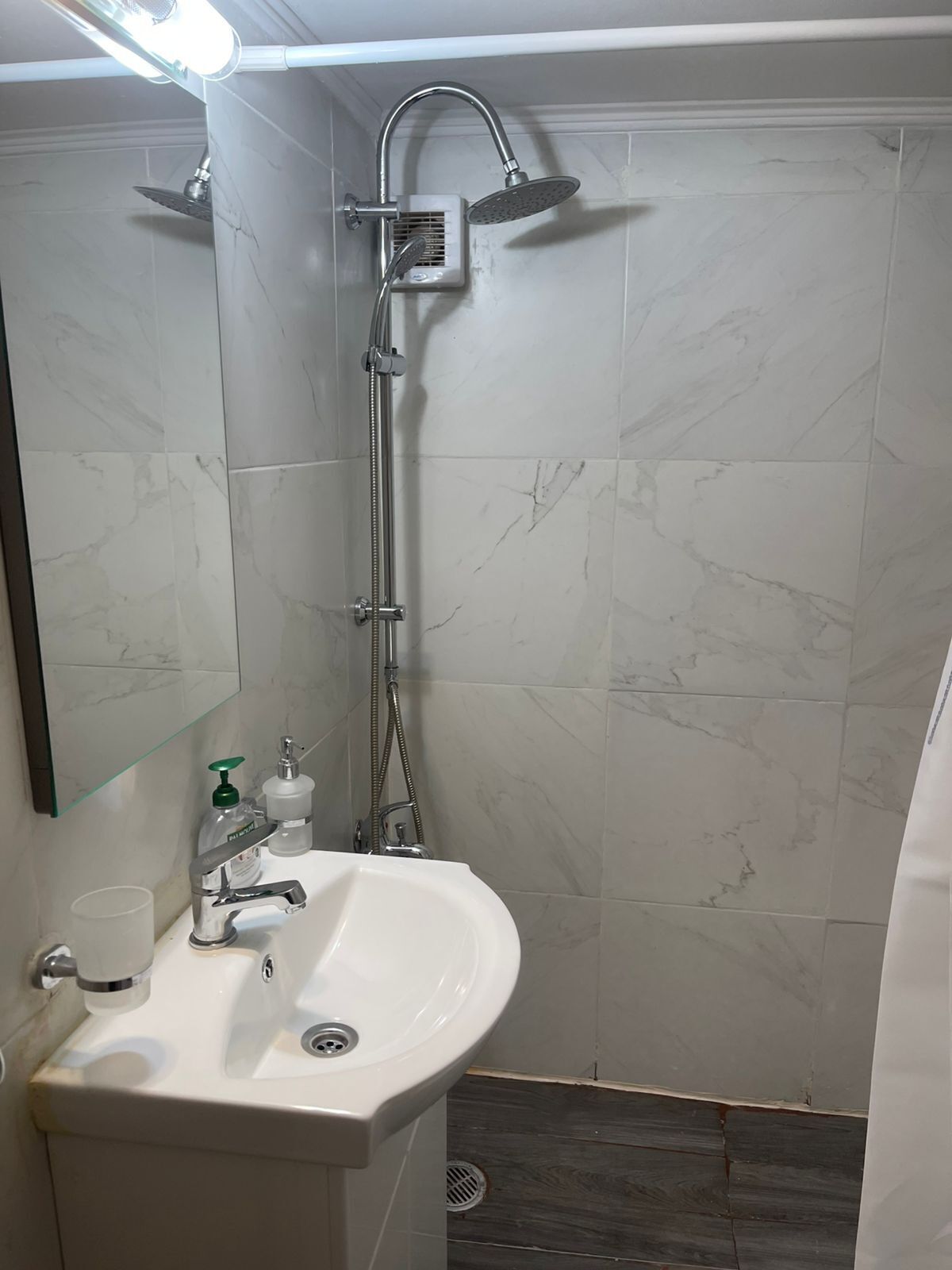 Haartrockner, Bidet, Handtücher, Seife