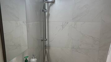 Haartrockner, Bidet, Handtücher, Seife