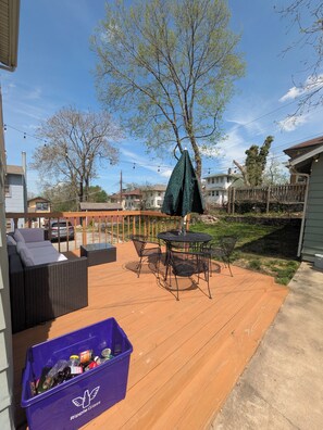 Outdoor dining - Entire House - 15 min walk from KC Streetcar! (Kansas City)
