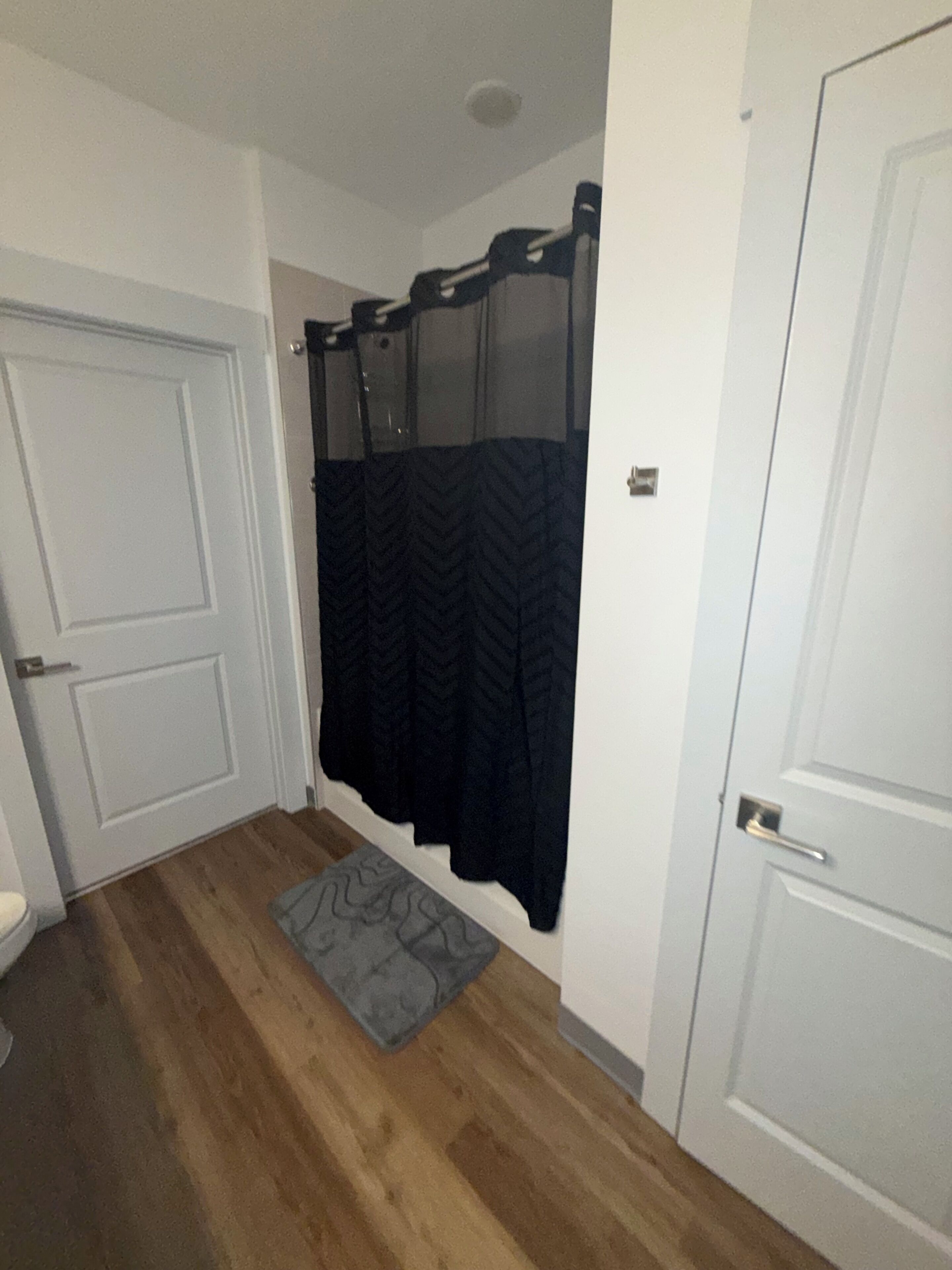 Serviettes fournies, papier de toilette