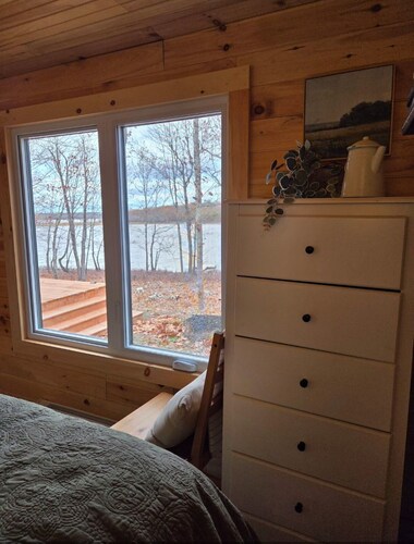 Lakeside Cottage with Panoramic Views