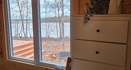 Lakeside Cottage with Panoramic Views