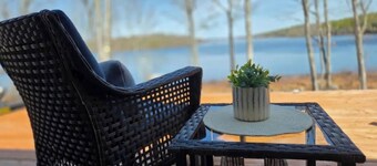 Lakeside Cottage with Panoramic Views